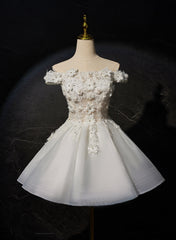 Vestido corto de fiesta con encaje y flores blancas 