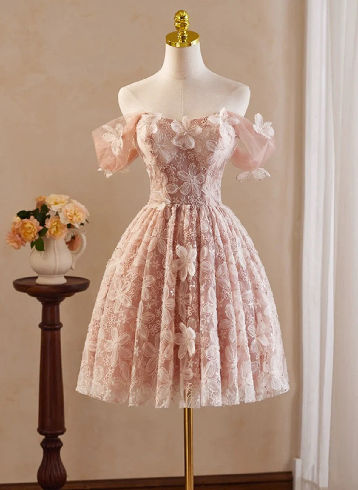 Vestido de fiesta rosa con encaje y hombros descubiertos hasta la rodilla 