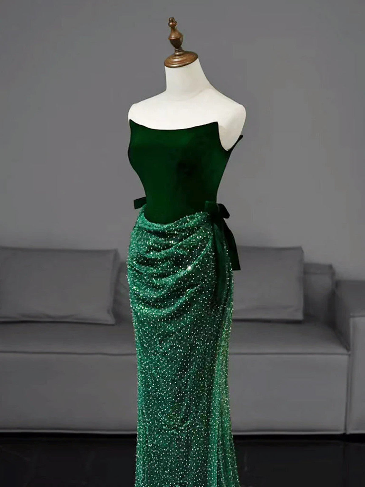 Vestido de fiesta largo de terciopelo y lentejuelas verde sin tirantes 