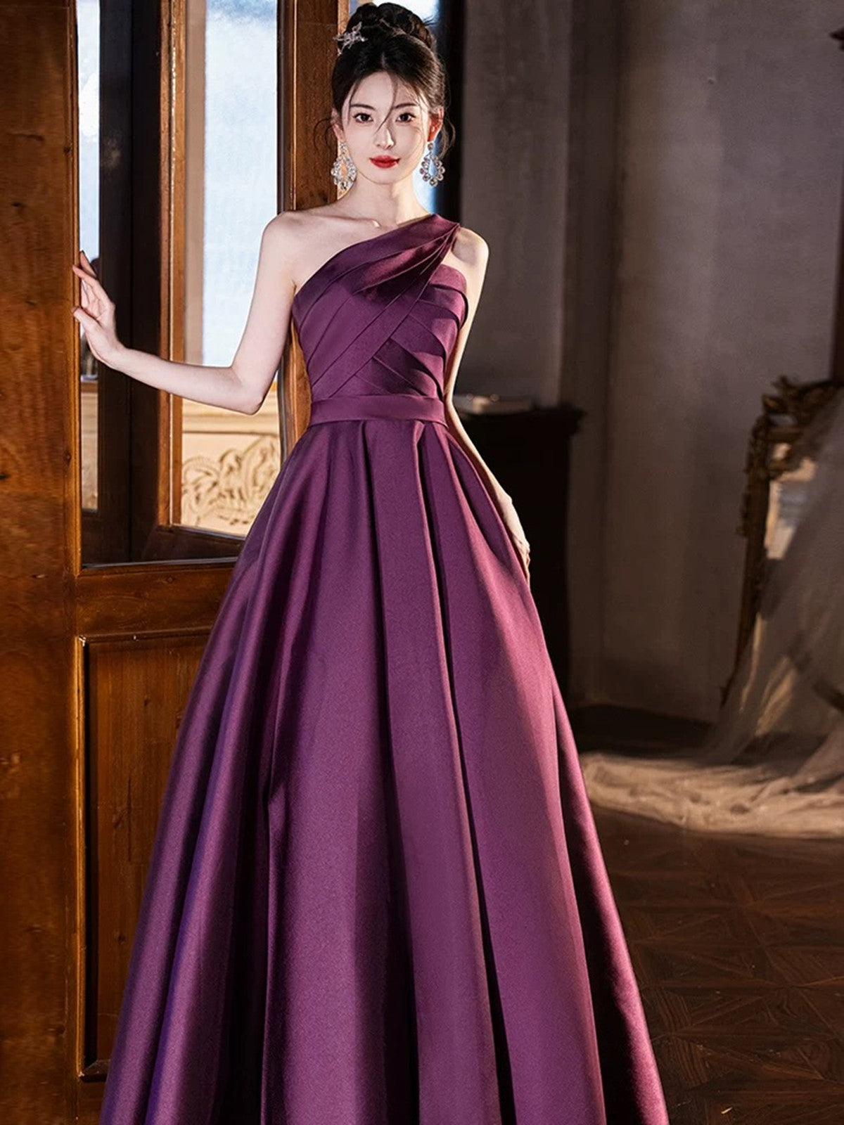 Vestido de fiesta morado de satén con corte en A y un hombro hasta el suelo 