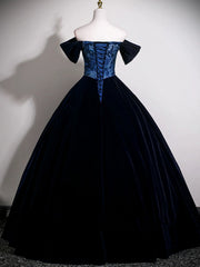 Vestido de fiesta azul marino de terciopelo con hombros descubiertos y largo hasta el suelo 
