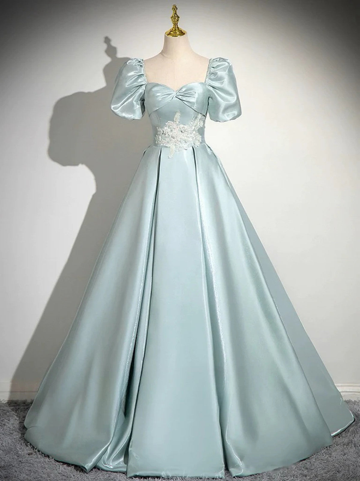Vestido de fiesta de satén verde claro con mangas cortas 