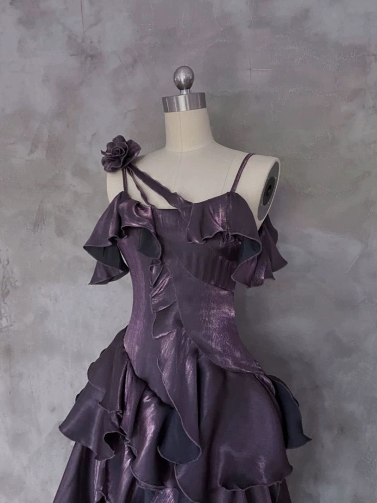Vestido formal largo elegante de satén morado con corte alto y bajo 