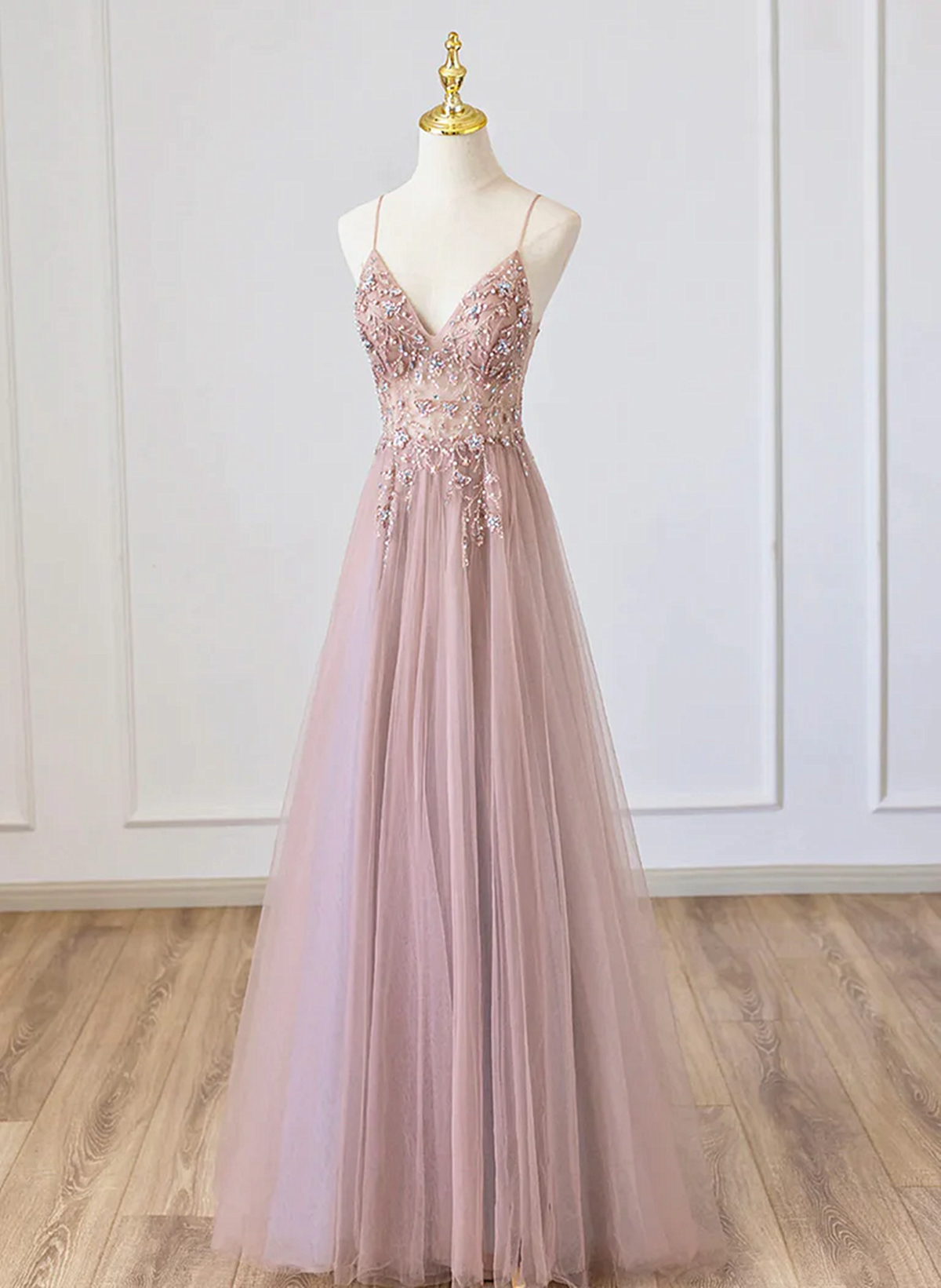 Vestido de fiesta rosa con escote en V, tirantes con cuentas y largo hasta el suelo 