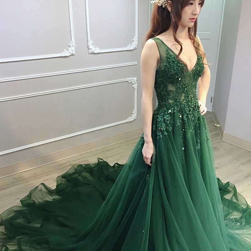 Vestido de fiesta verde oscuro con escote en V, encaje y cuentas en la espalda baja 