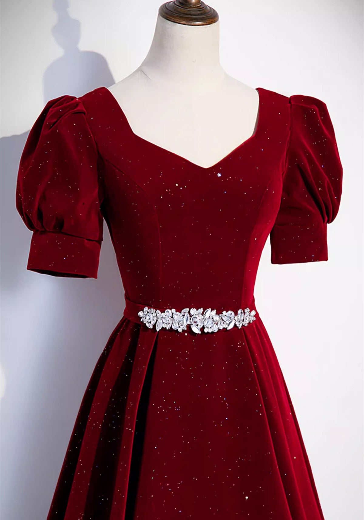 Vestido de fiesta de terciopelo rojo vino con cuentas y corte en A 