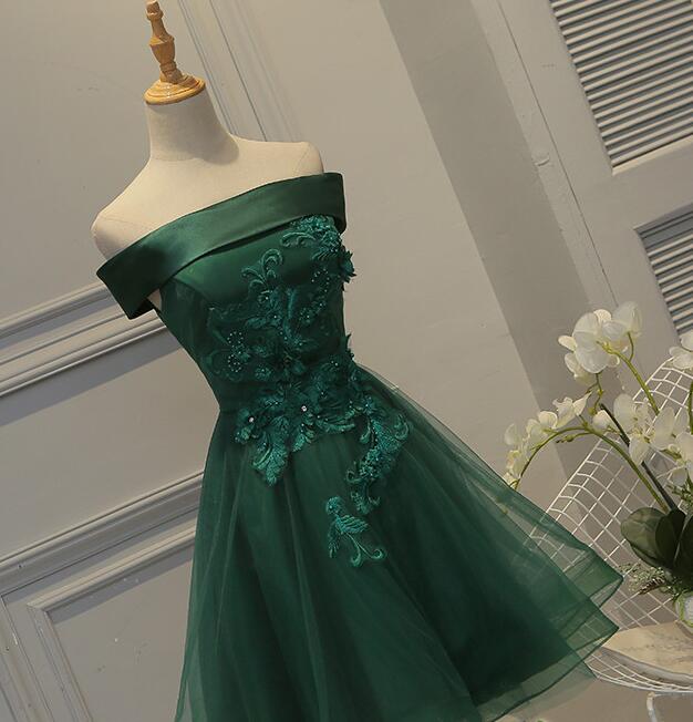 Lindo vestido de fiesta corto con hombros descubiertos en verde oscuro 