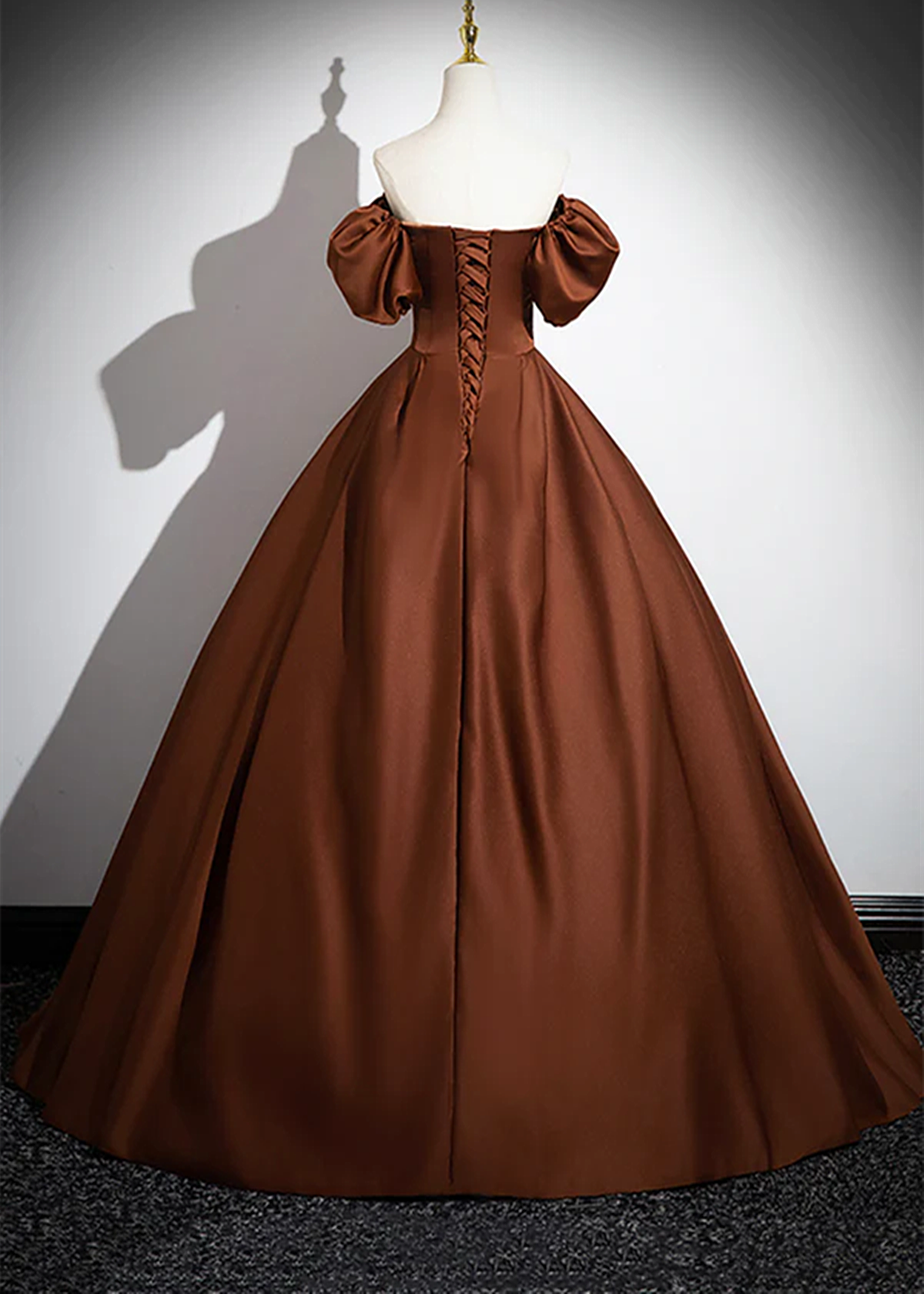 Vestido de fiesta de satén marrón con mangas cortas y corte en A 