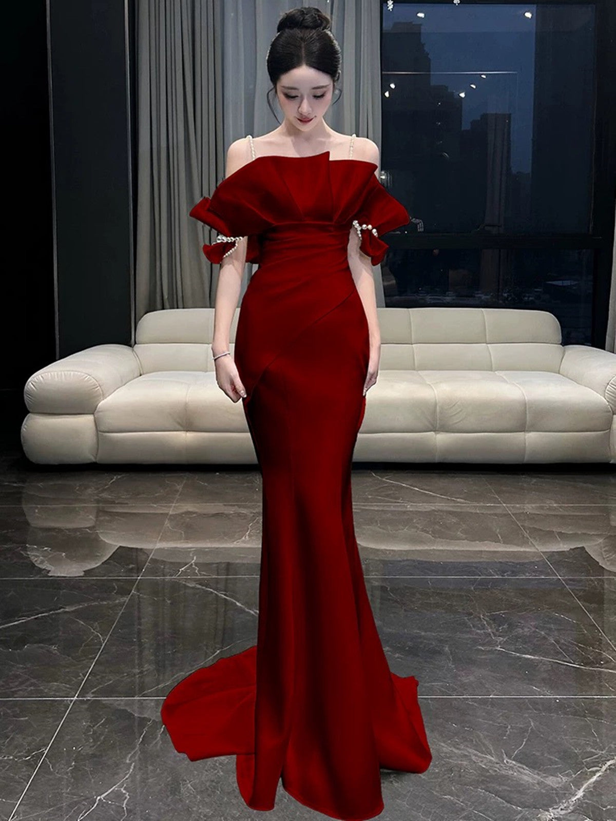 Vestido de fiesta de sirena de satén rojo vino con perlas y hombros descubiertos 