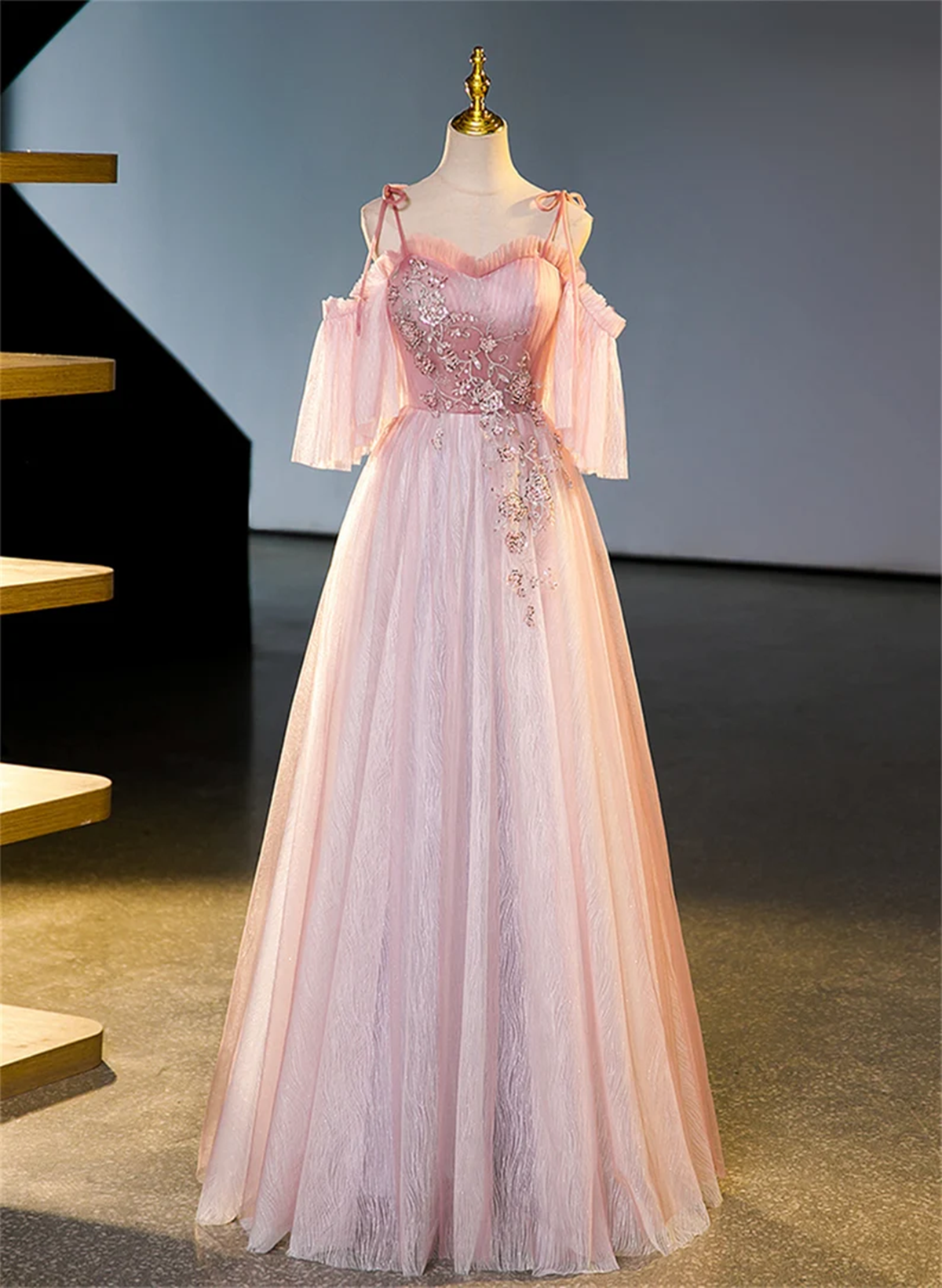 Vestido de fiesta largo de tul con cuentas y hombros descubiertos en color rosa 