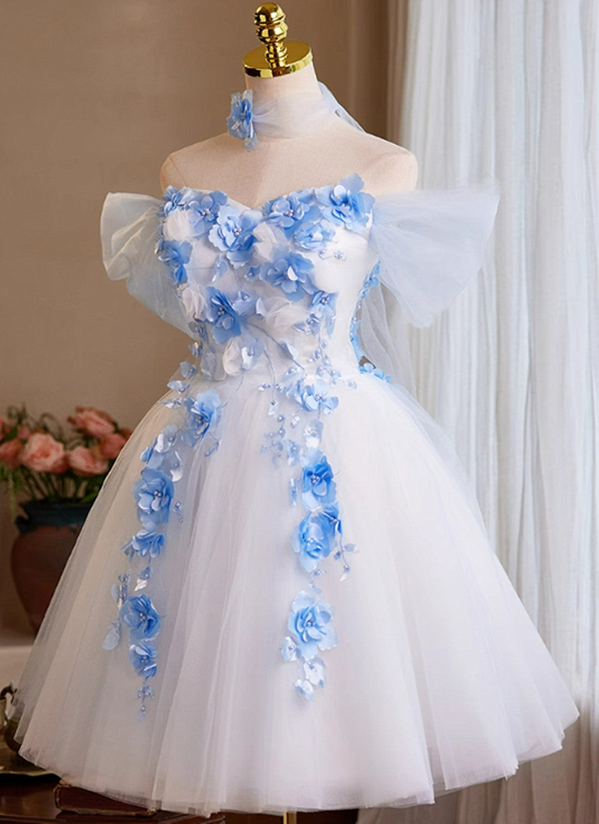 Vestido corto blanco de tul con flores para regreso a casa 