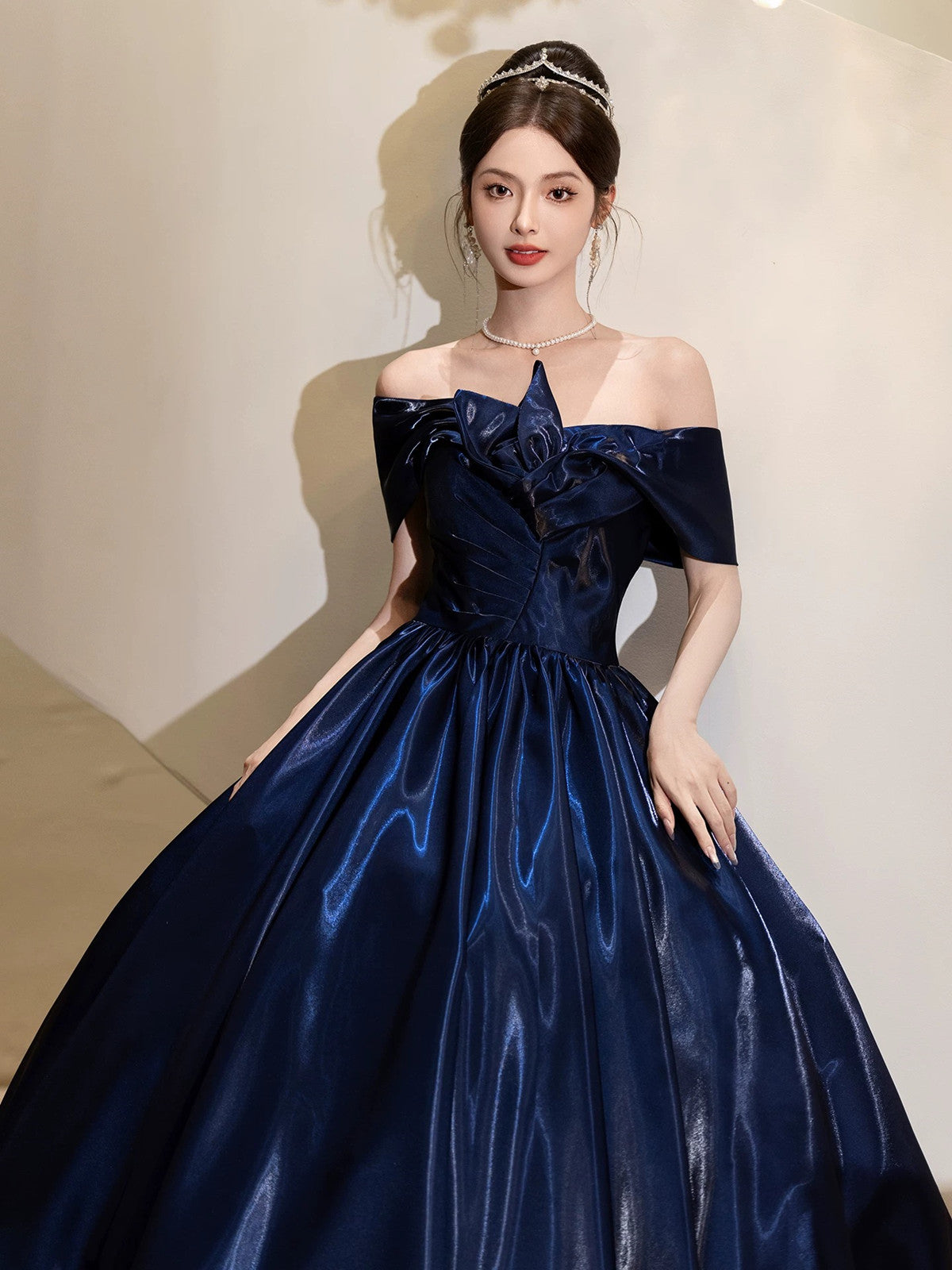 Vestido de fiesta azul marino de satén con hombros descubiertos y largo hasta el suelo 