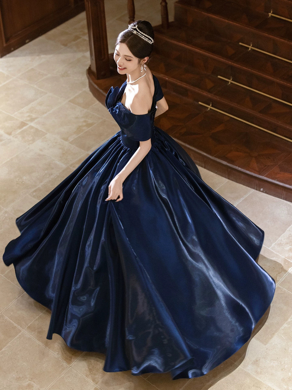 Vestido de fiesta azul marino de satén con hombros descubiertos y largo hasta el suelo 