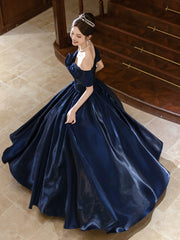 Vestido de fiesta azul marino de satén con hombros descubiertos y largo hasta el suelo 