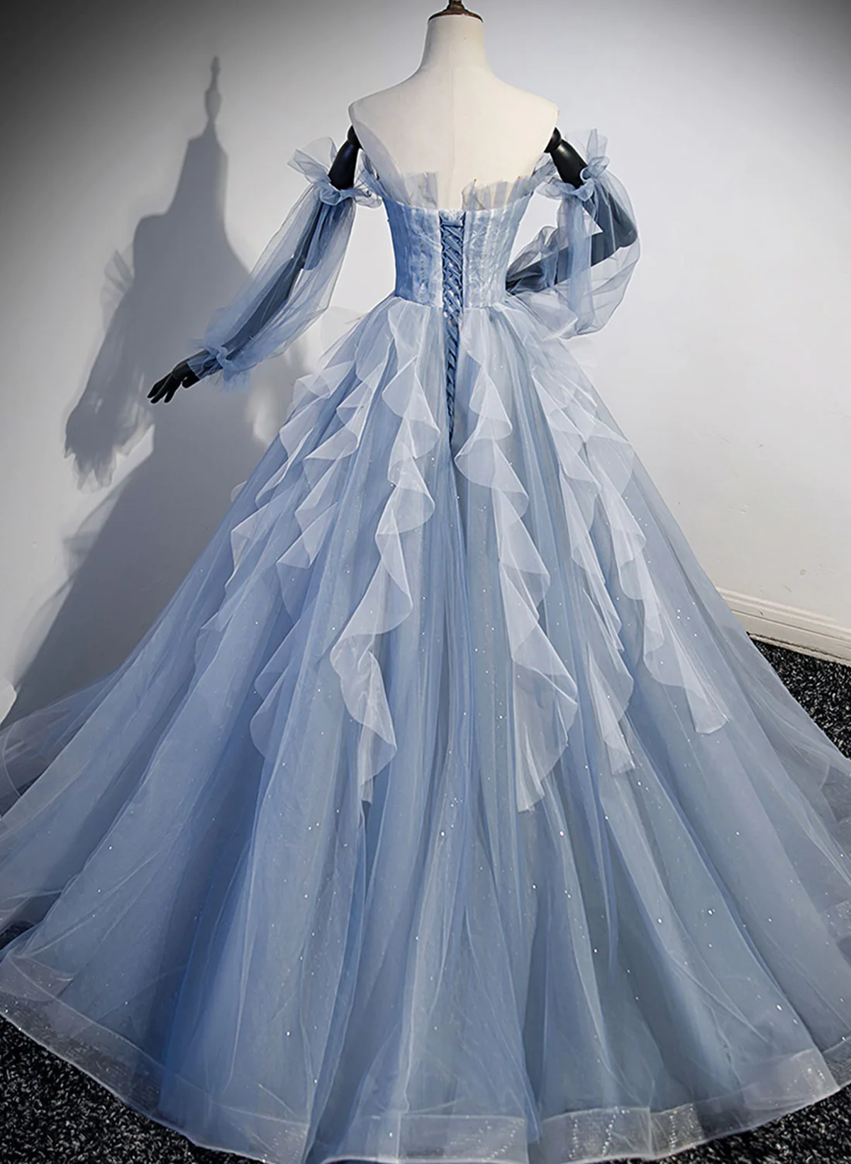Vestido de fiesta azul claro con mangas largas y cuentas 