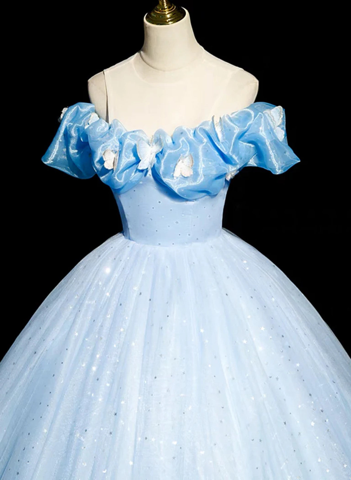 Hermoso vestido de tul azul claro con hombros descubiertos para quinceañeras 