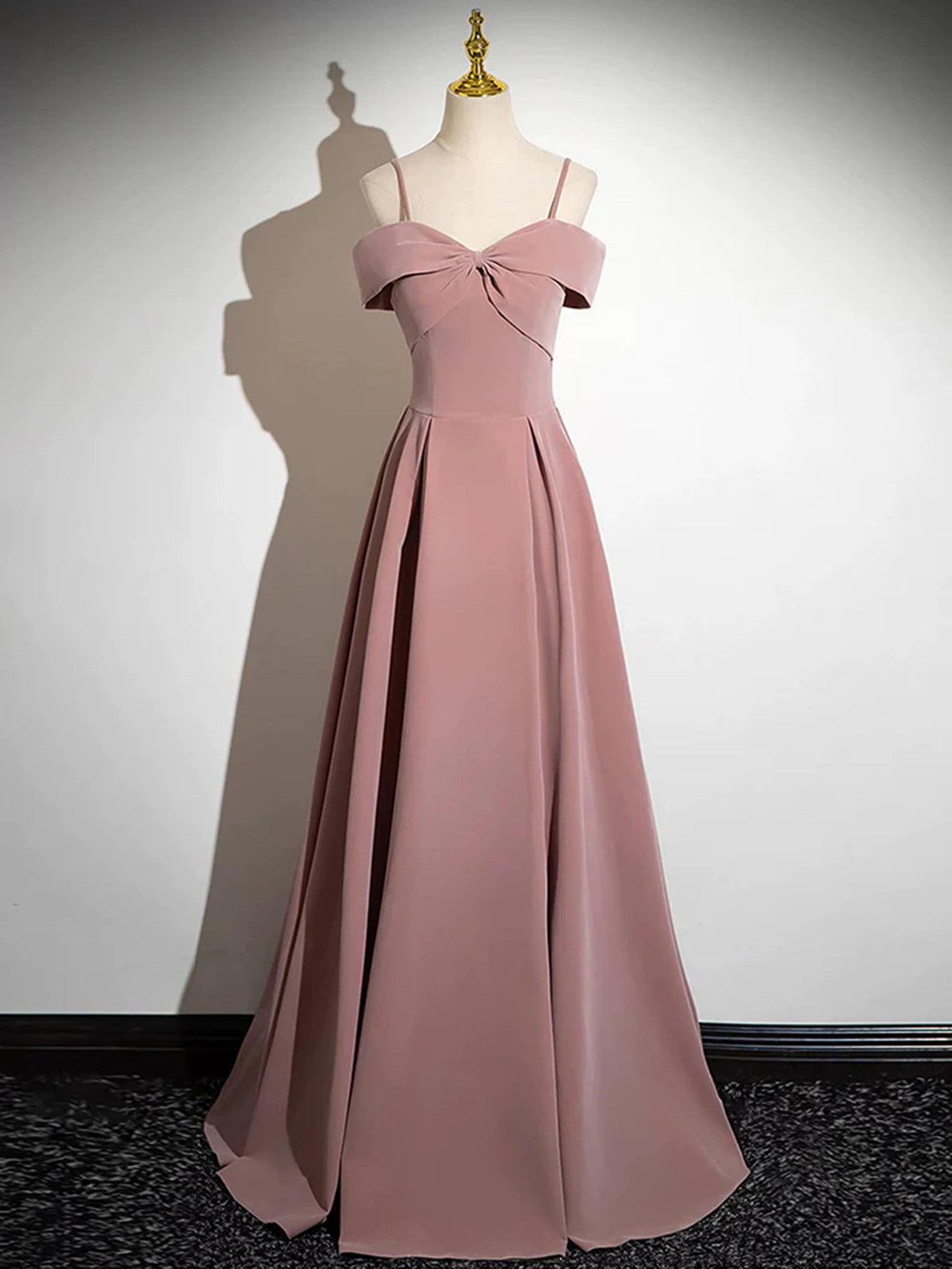 Vestido de fiesta rosa de corte A con escote en forma de corazón y tirantes al descubierto 