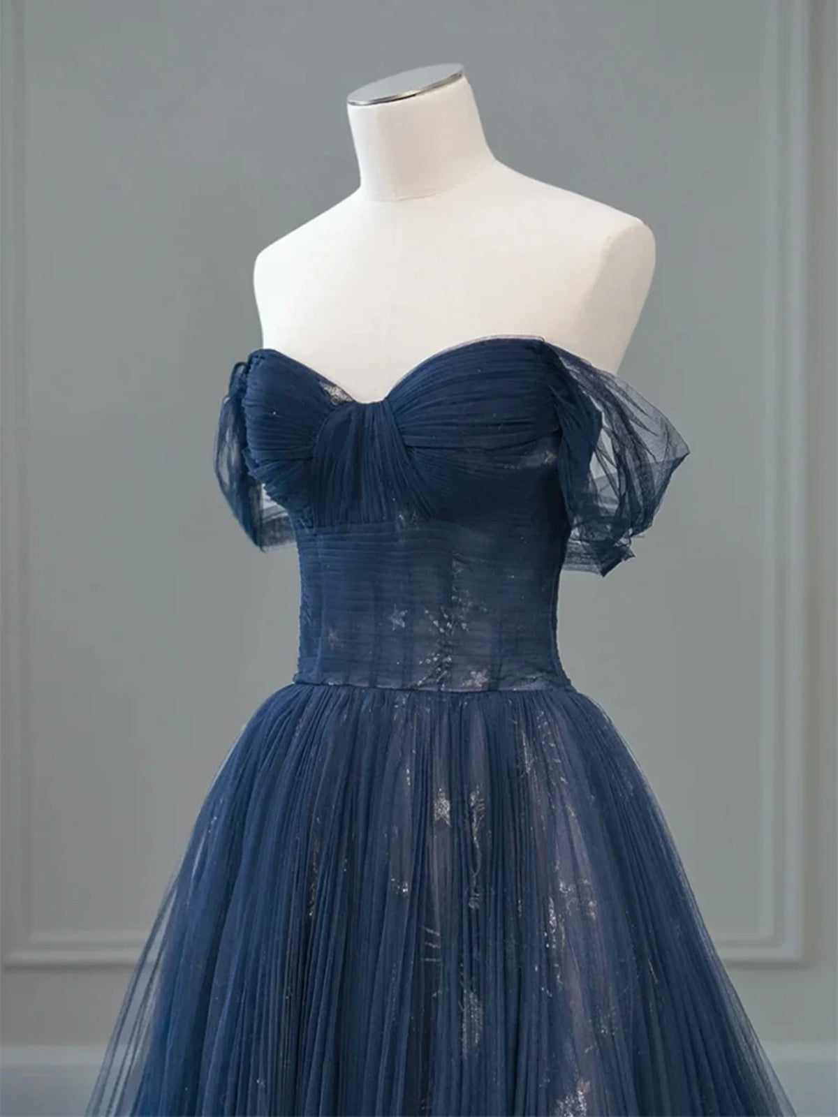 Vestido de fiesta largo de tul azul marino con escote en forma de A y escote en forma de corazón 