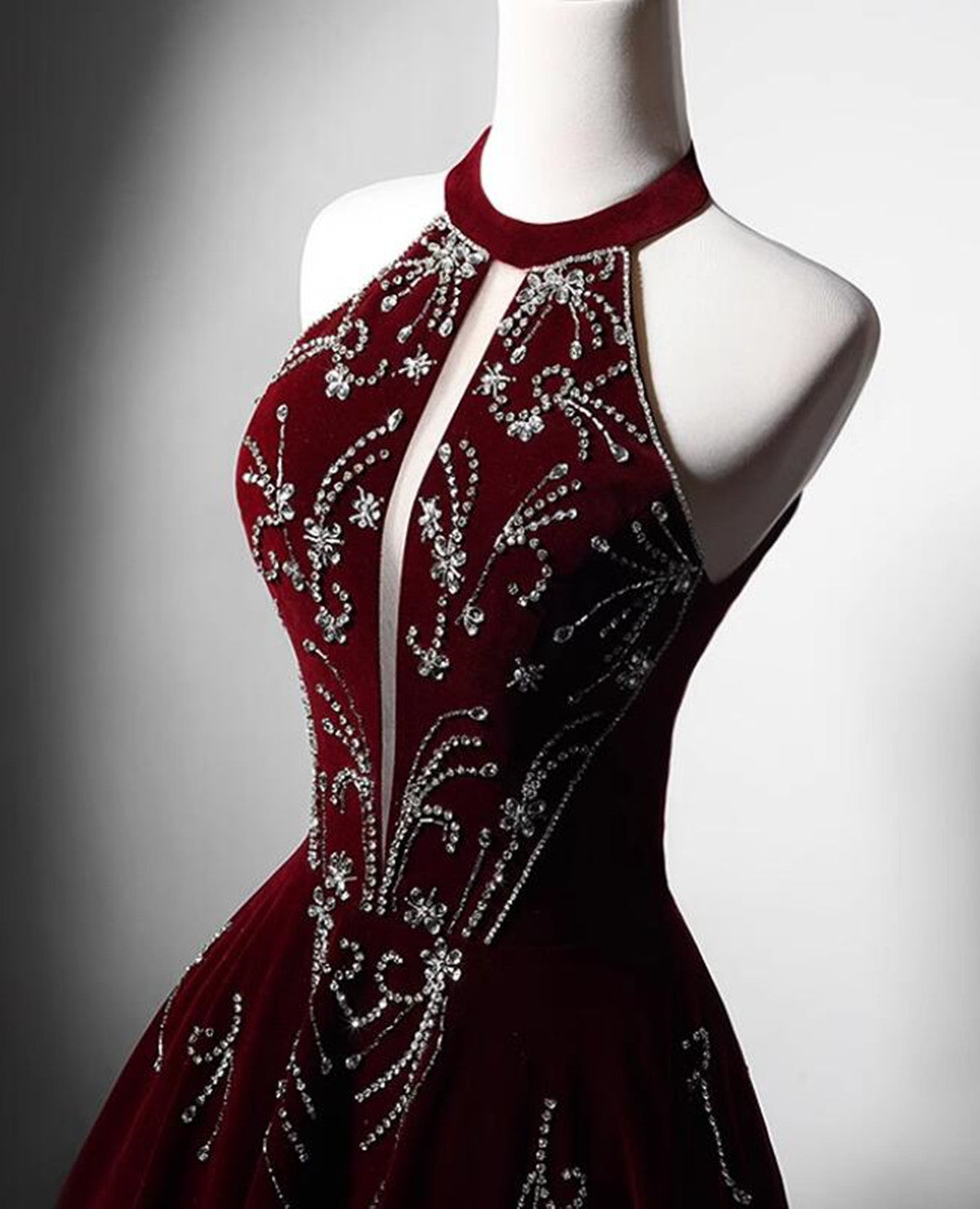 Vestido formal largo de terciopelo rojo vino con cuello halter y cuentas 