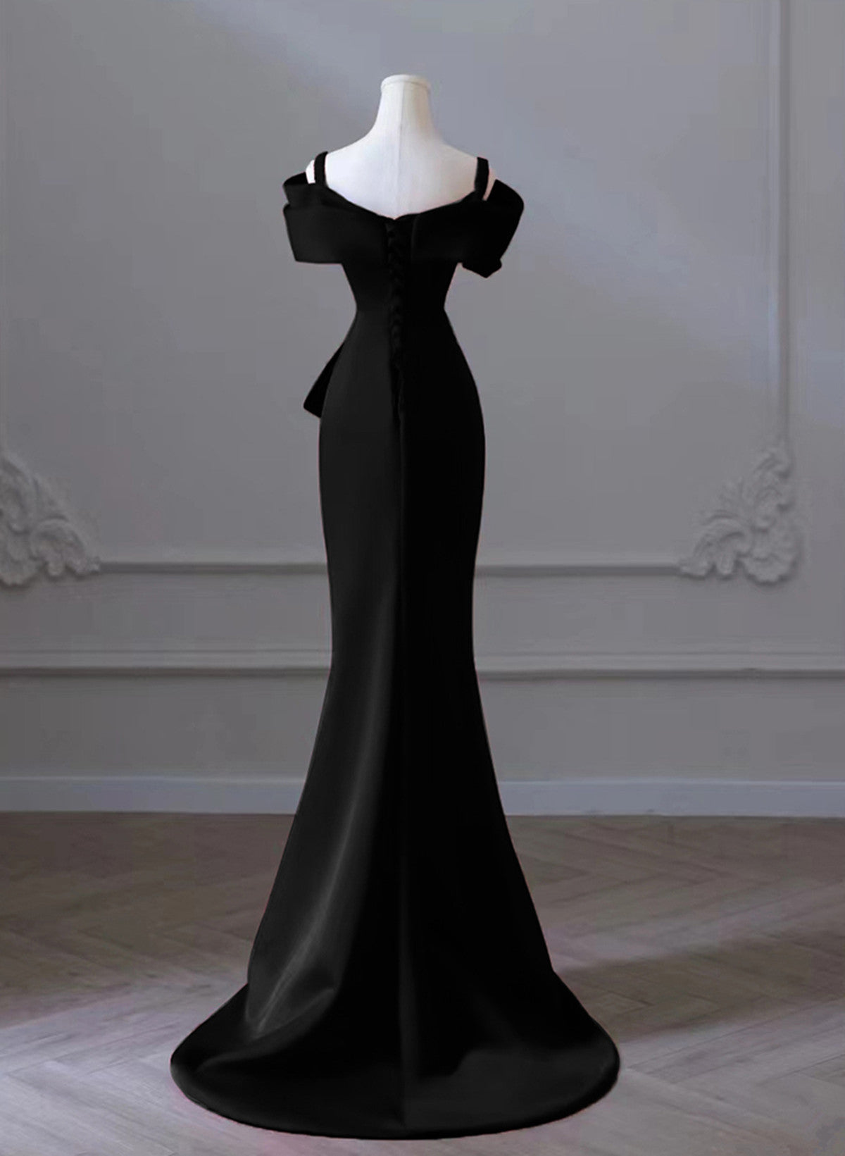 Vestido formal largo de satén negro con tirantes en forma de corazón 