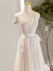 Vestido de fiesta de boda con escote en V y apliques de encaje en tul color marfil 