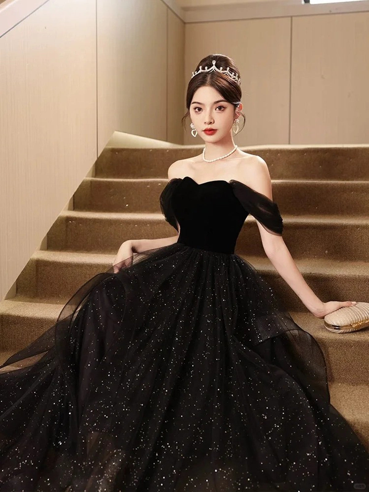 Vestido de fiesta negro con escote en forma de A y hombros descubiertos 