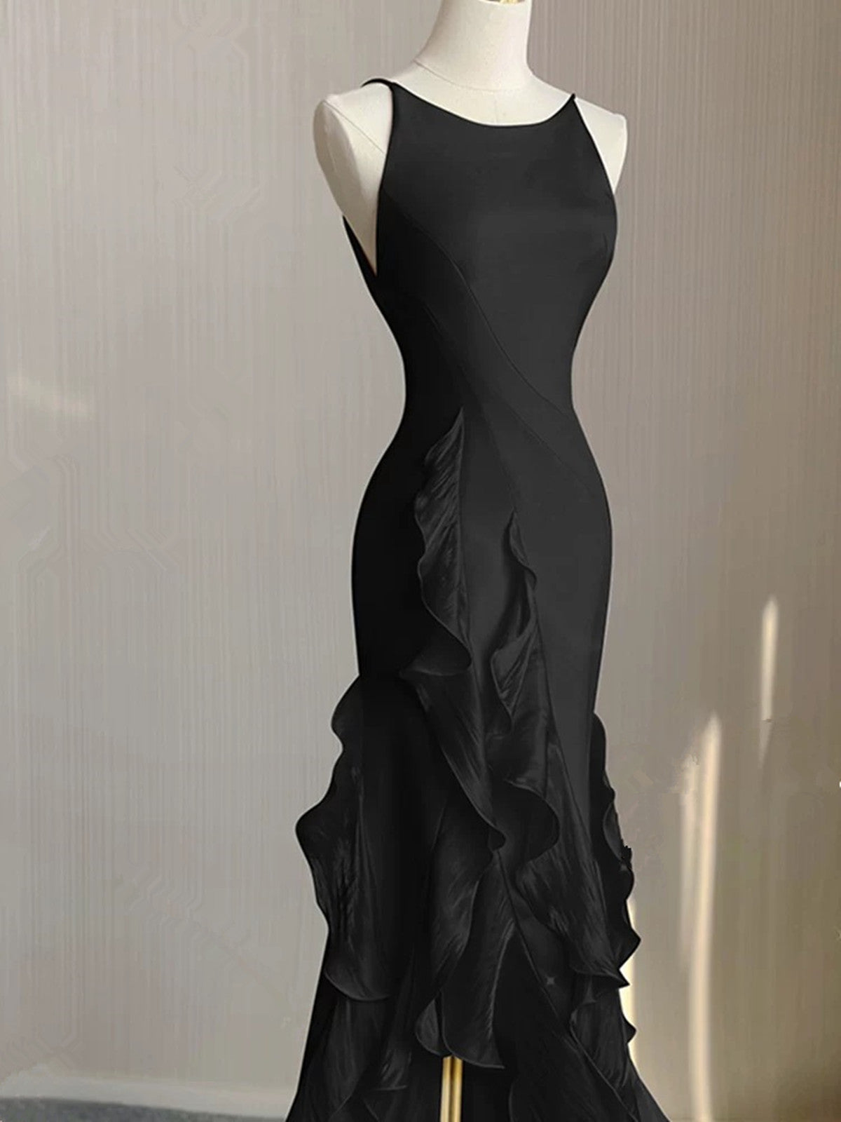 Vestido de fiesta negro de sirena con escote redondo y espalda baja 
