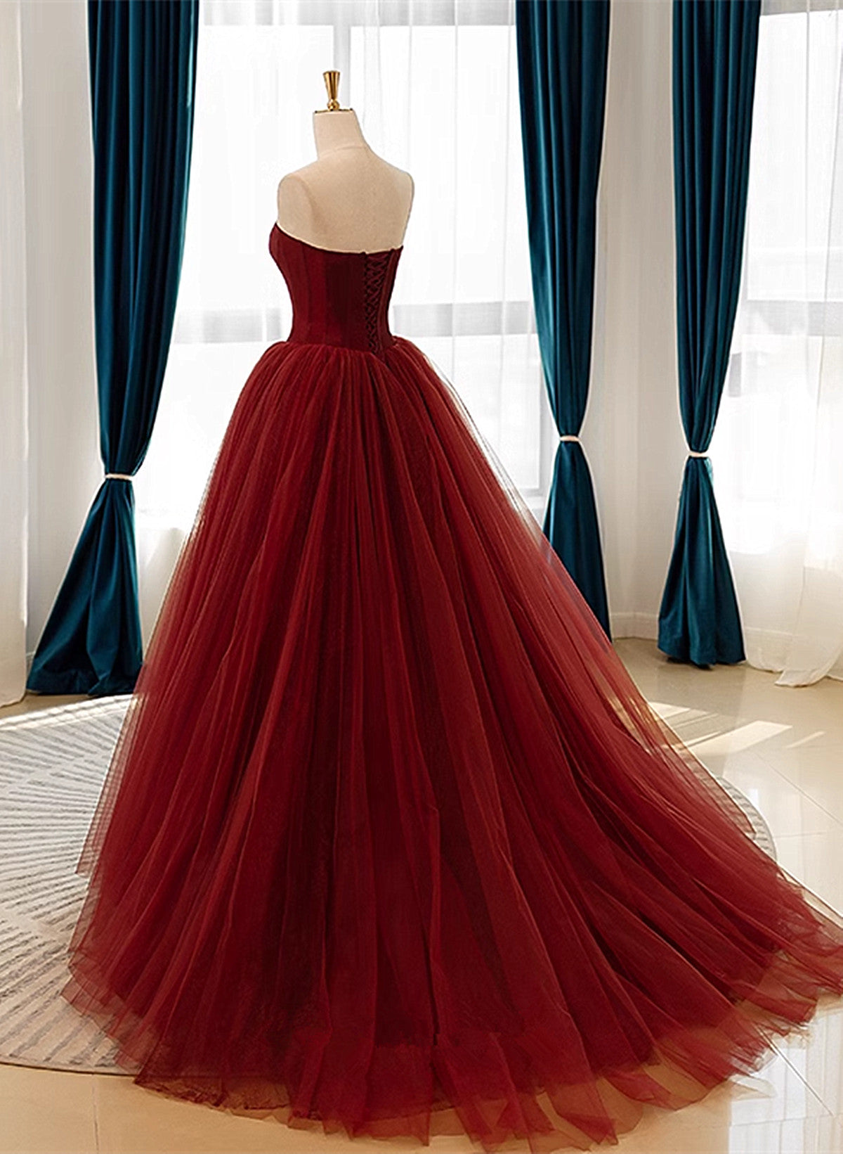 Vestido de fiesta de tul con escote en forma de corazón y escote redondo en color rojo vino 