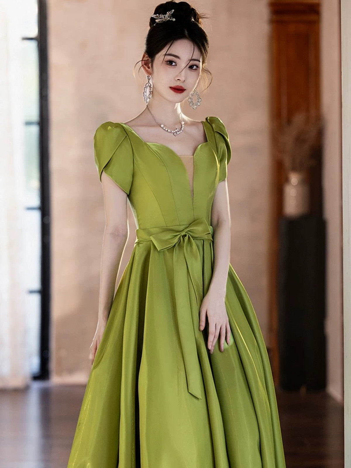 Vestido de fiesta sencillo de satén verde con mangas cortas y corte en A 