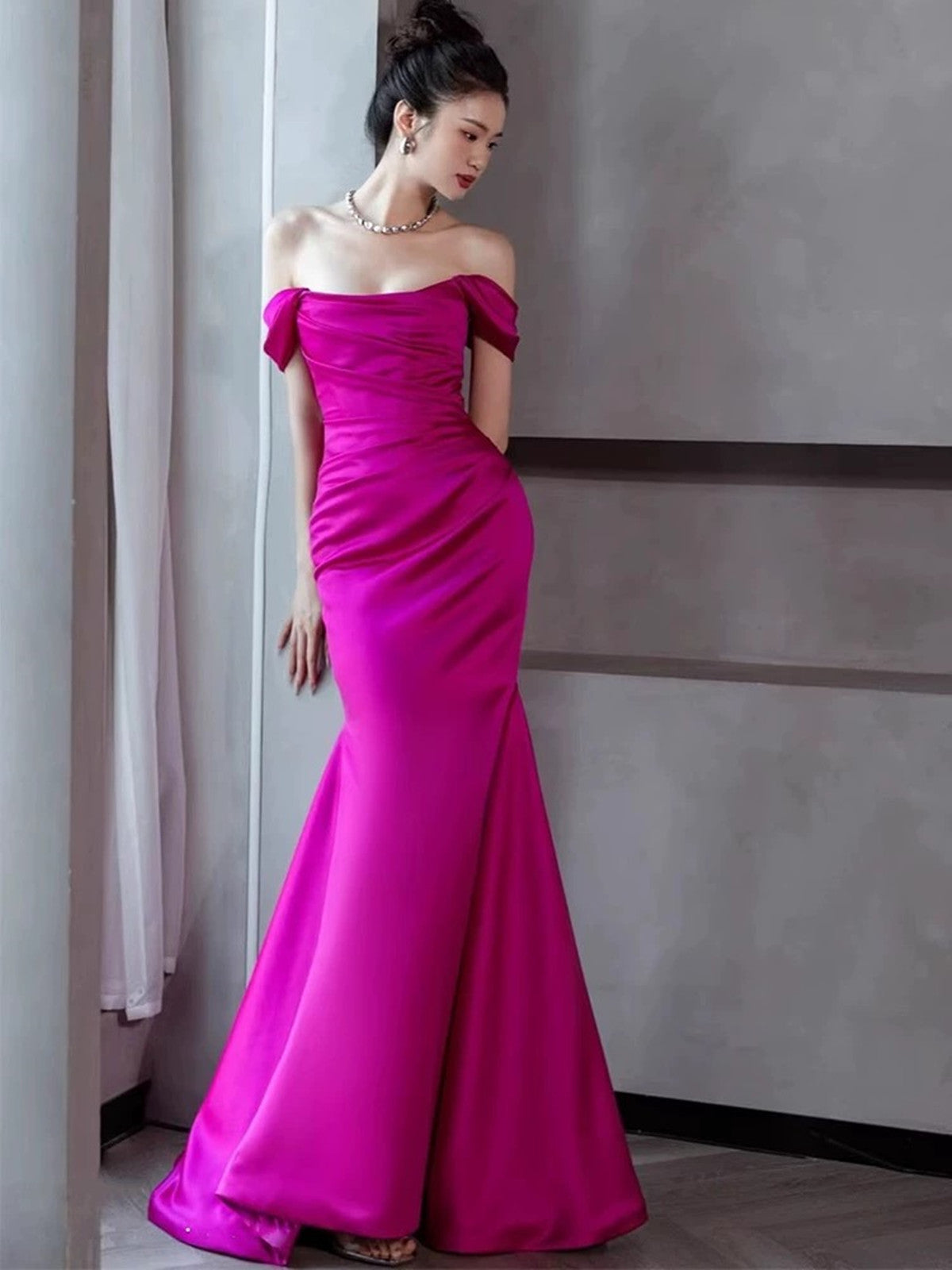 Vestido de fiesta elegante de sirena con hombros descubiertos y largo hasta el suelo 