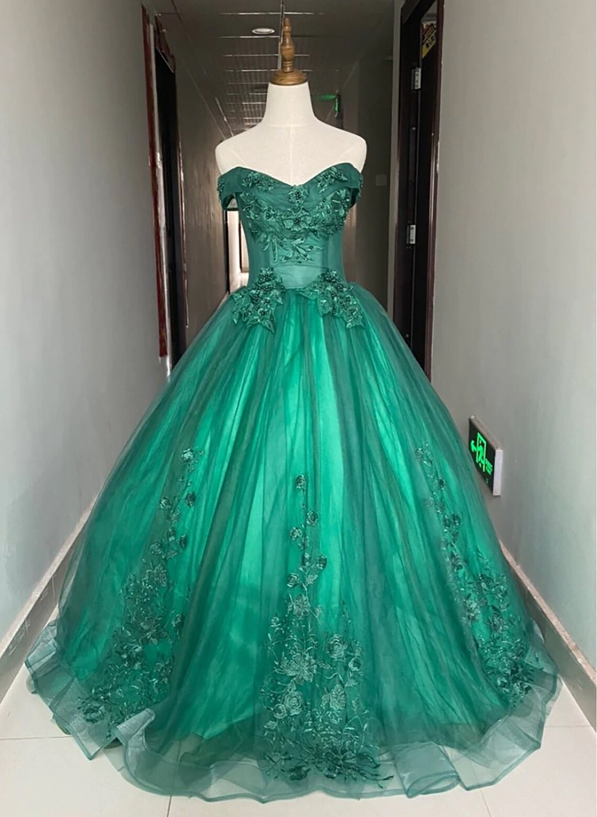 Vestido de fiesta verde de tul con hombros descubiertos y apliques de encaje 