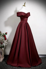 Vestido de fiesta de satén rojo vino con hombros descubiertos, corte A y largo hasta el suelo 