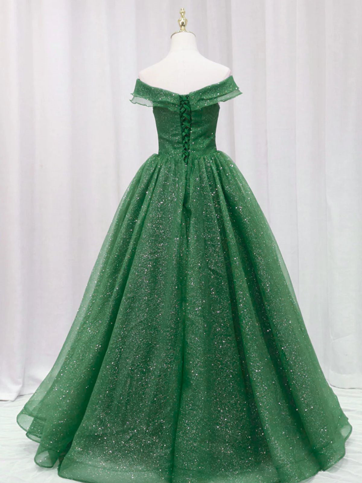 Vestido de fiesta de tul verde con escote en forma de A y hombros descubiertos 