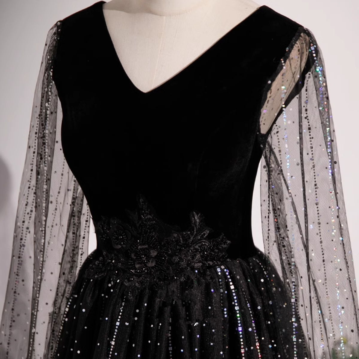 Vestido de fiesta de tul negro brillante con degradado y escote en V 
