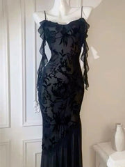 Vestido de noche elegante con tirantes finos y encaje negro. 