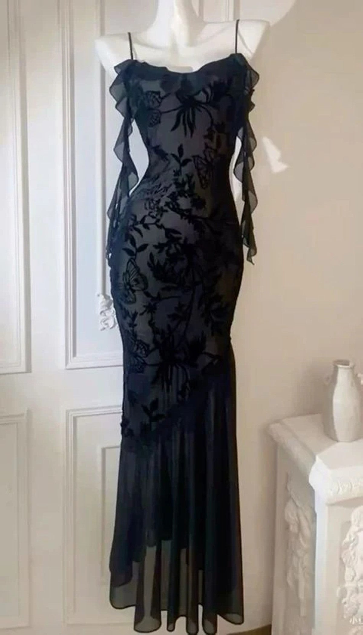 Vestido de noche elegante con tirantes finos y encaje negro. 