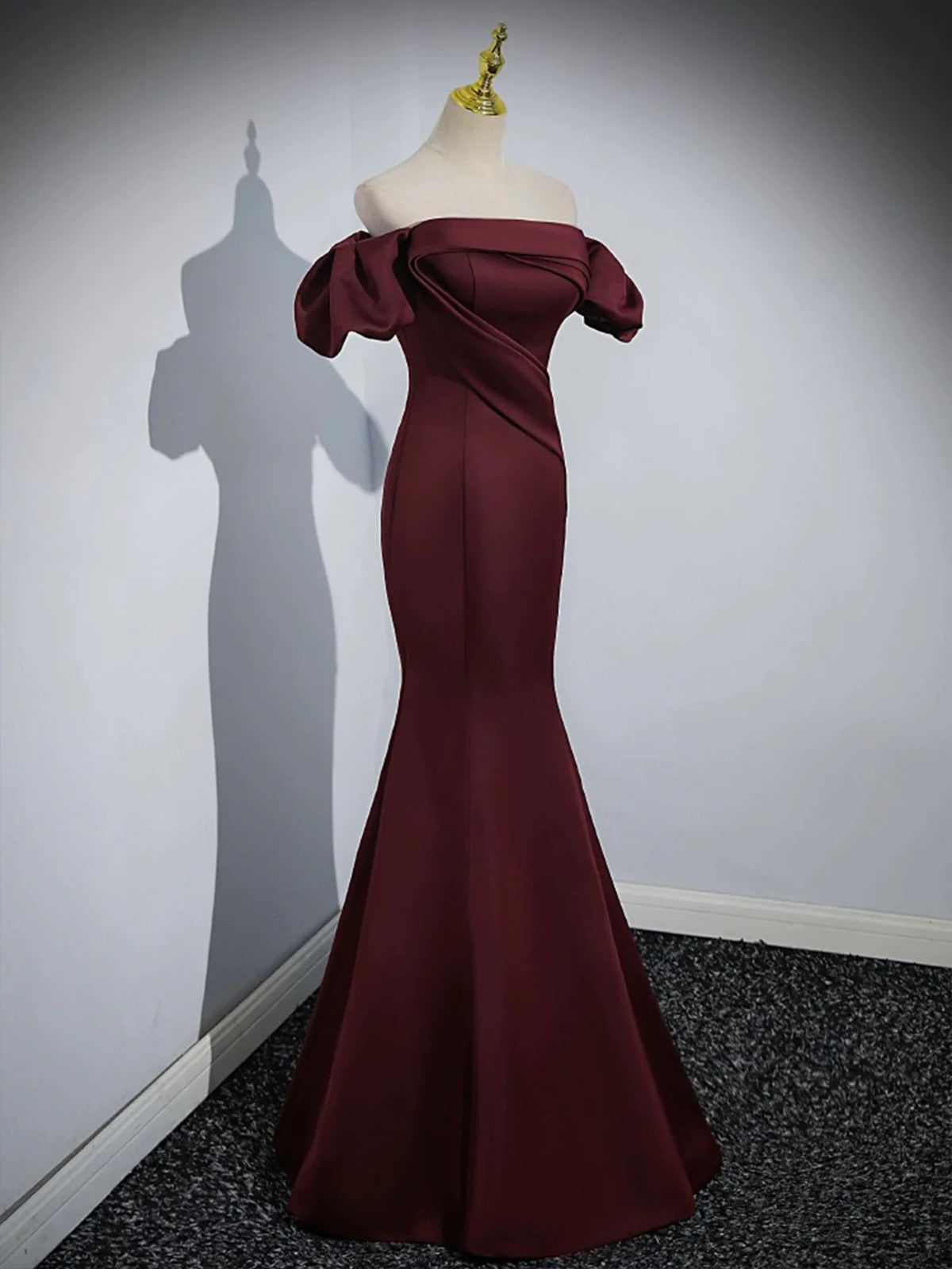 Vestido de fiesta de satén color granate con hombros descubiertos y corte sirena 
