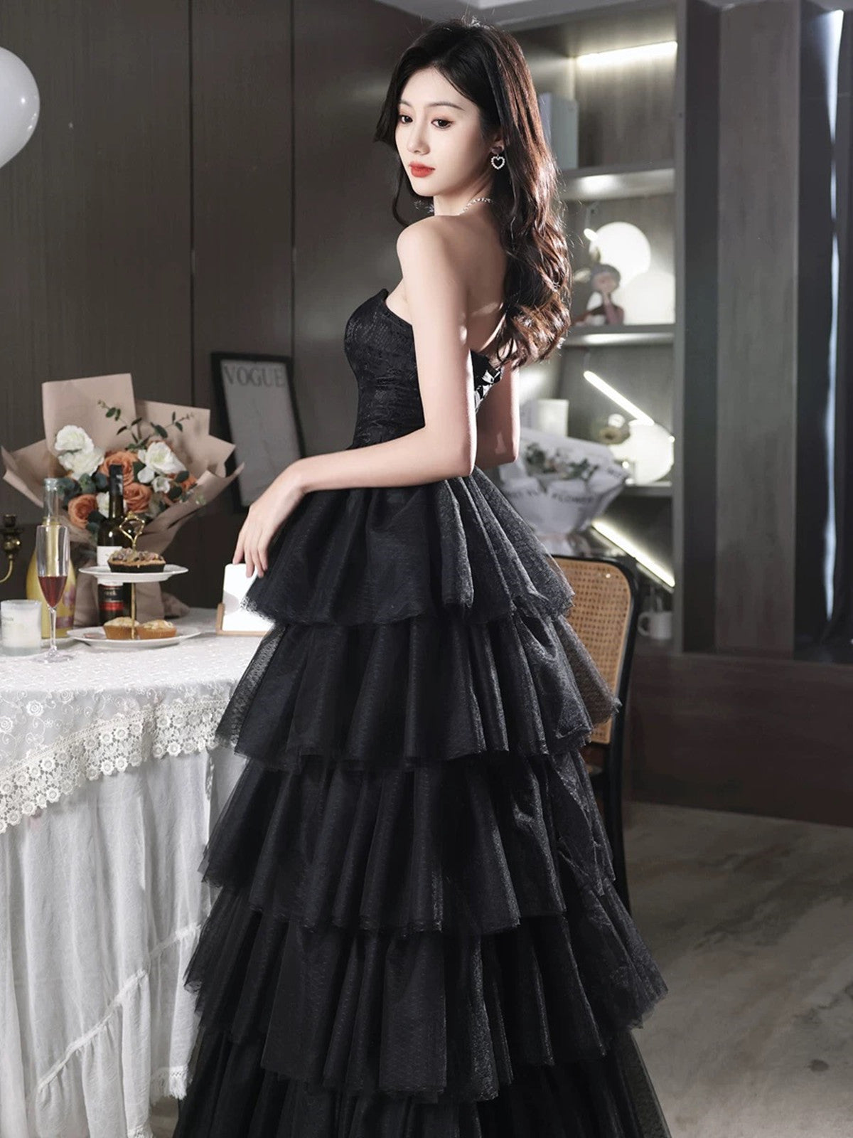 Vestido de fiesta largo con capas de tul negro 