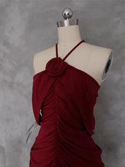 Vestido de fiesta rojo vino con cuello halter y hombros descubiertos 