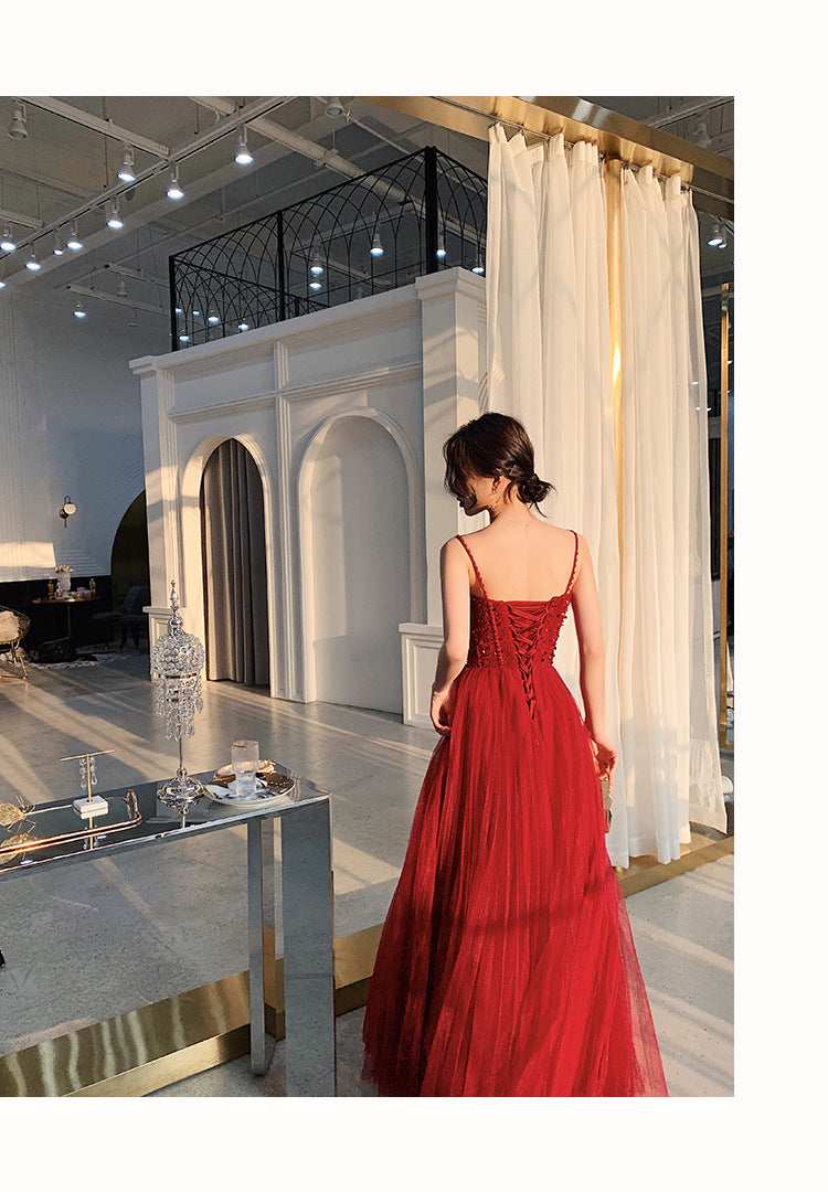 Vestido formal con tirantes de tul rojo vino y cuentas 