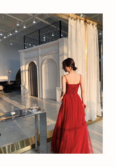 Vestido formal con tirantes de tul rojo vino y cuentas 