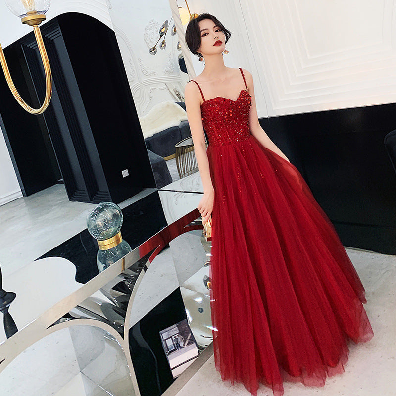 Vestido formal con tirantes de tul rojo vino y cuentas 