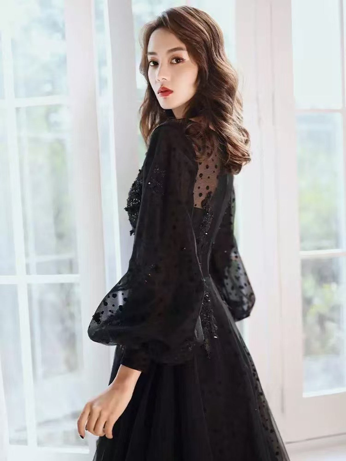 Vestido de fiesta de tul negro con mangas largas abullonadas y cuentas 