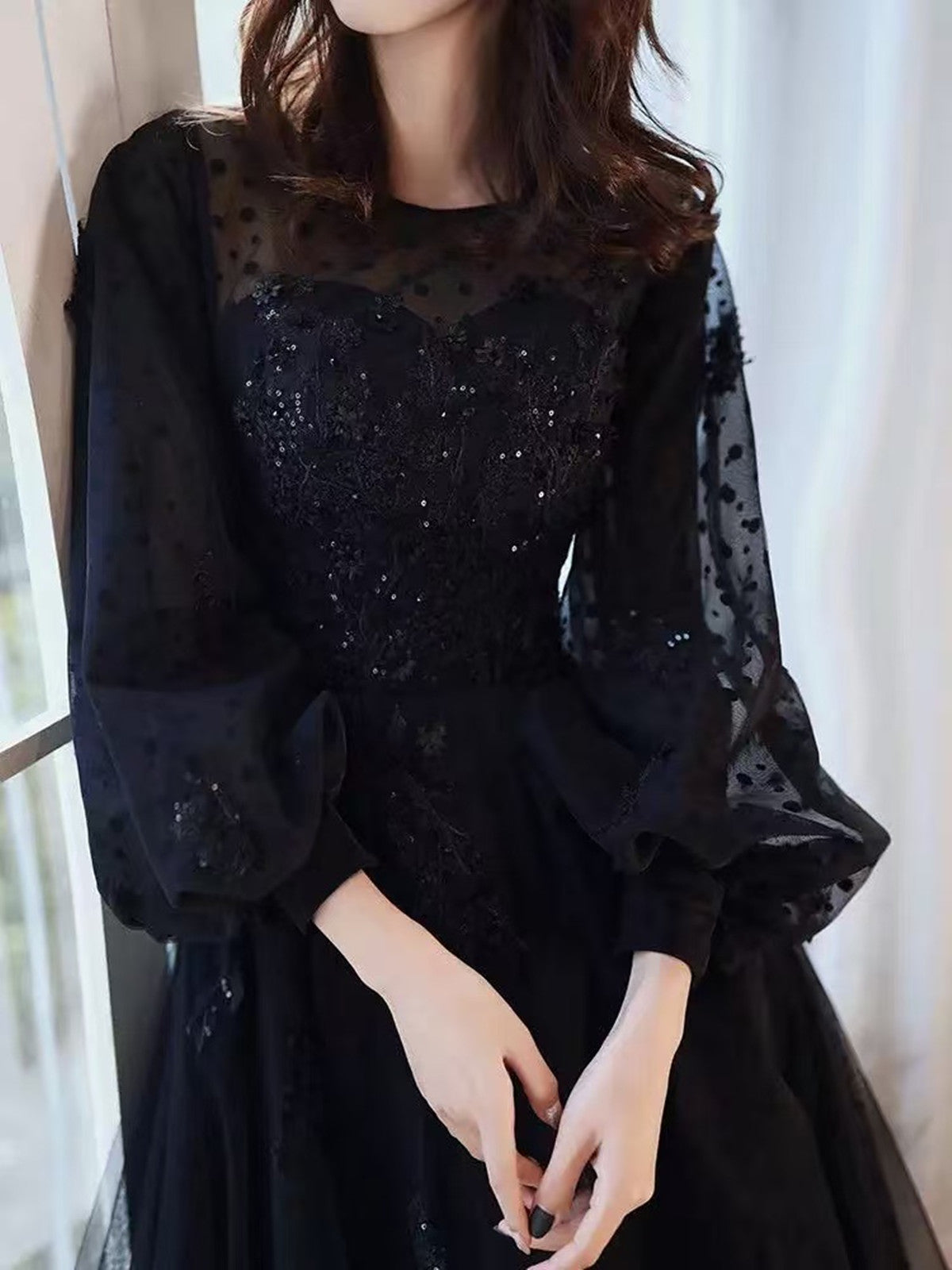 Vestido de fiesta de tul negro con mangas largas abullonadas y cuentas 