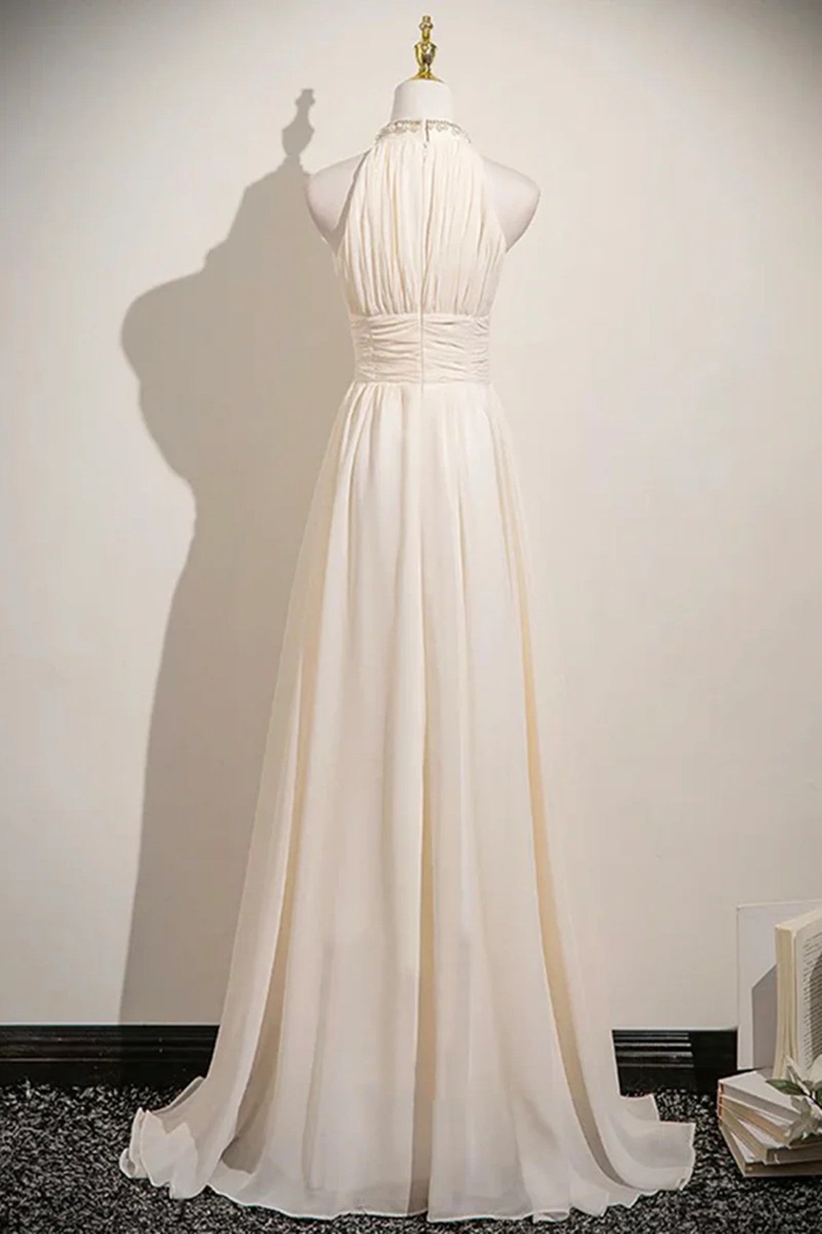 Vestido de fiesta de corte A con cuentas y cuello halter en color champán claro 