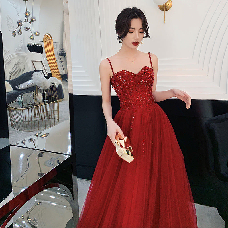 Vestido formal con tirantes de tul rojo vino y cuentas 