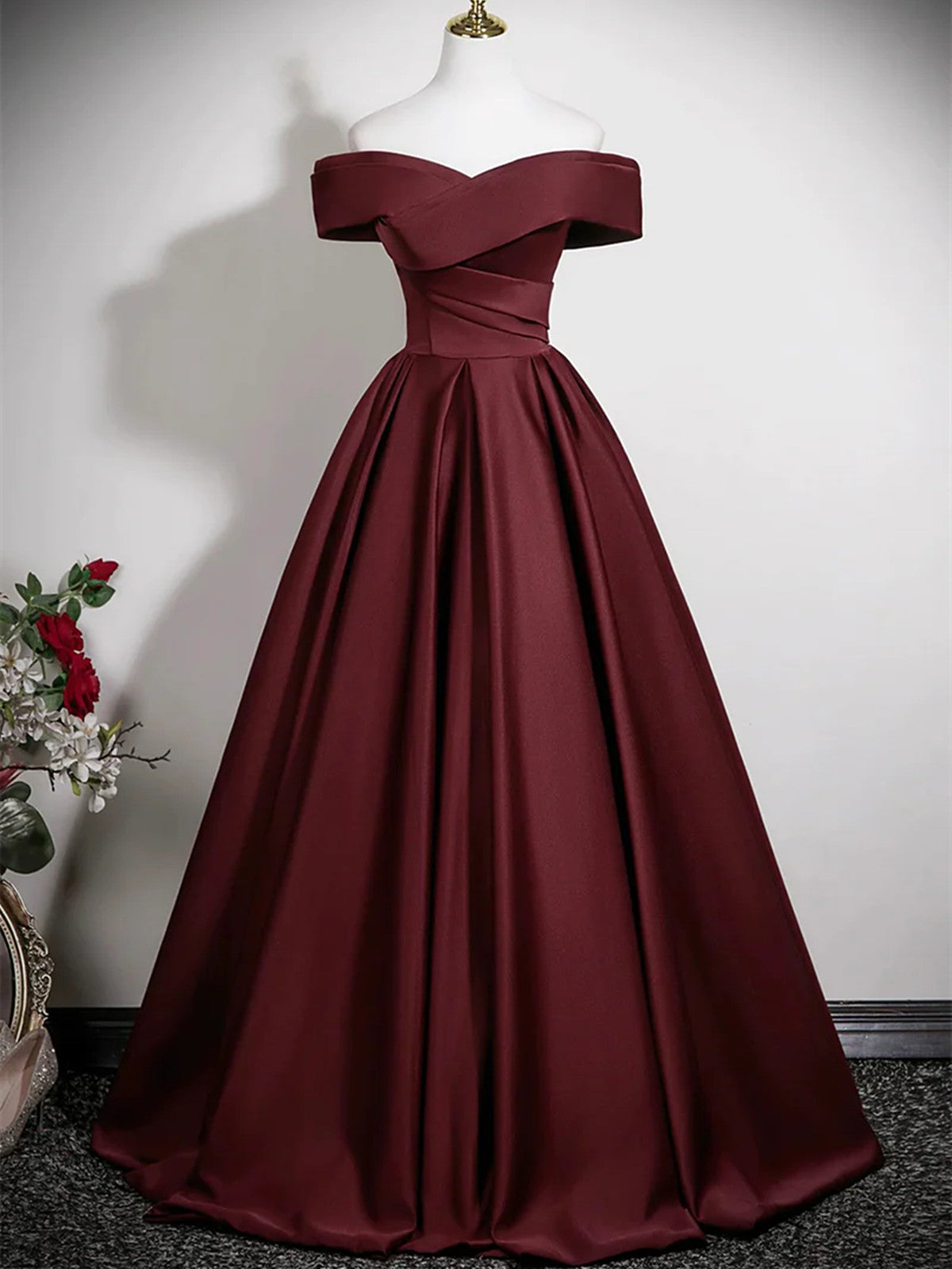 Vestido de fiesta de satén rojo vino con hombros descubiertos, corte A y largo hasta el suelo 