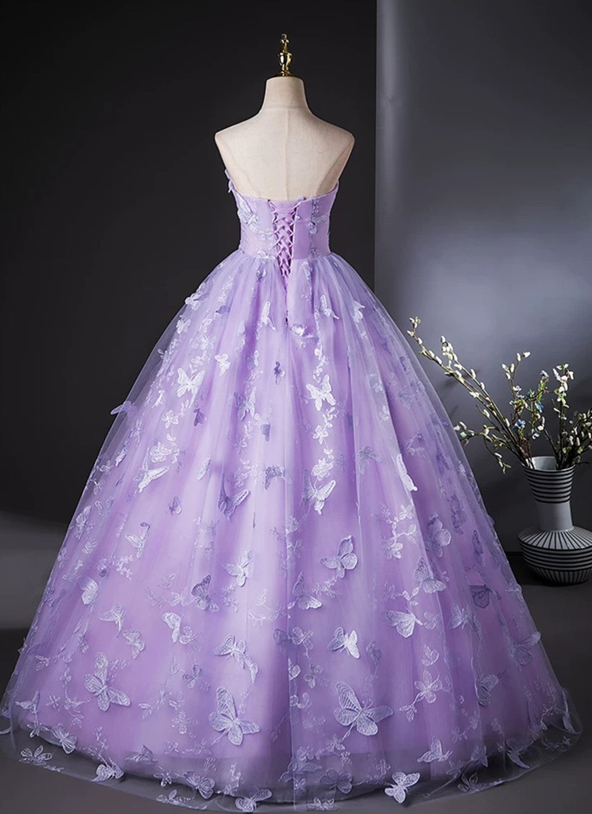 Precioso vestido largo de encaje morado para dulces 16 