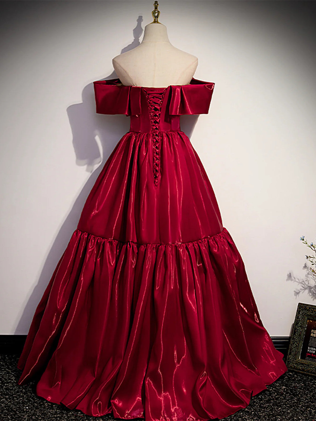 Vestido de fiesta de satén rojo vino con hombros descubiertos y corte A 