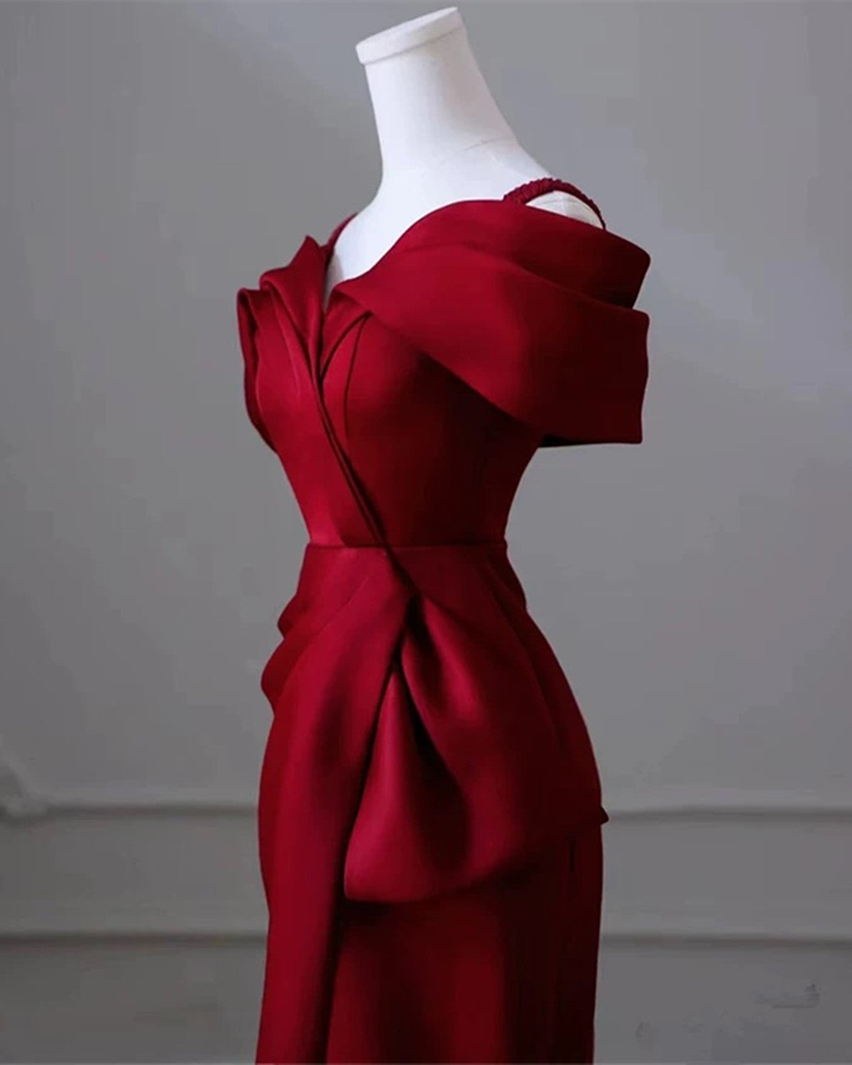 Vestido de fiesta de sirena de satén rojo vino con hombros descubiertos 